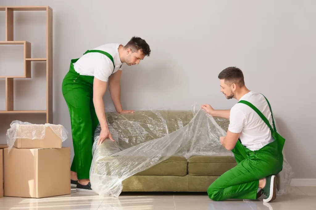 فريق نقل عفش في الرياض يقوم بتحميل الأثاث في الشاحنة